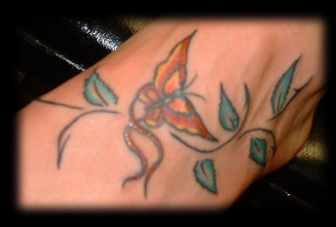 金色蝴蝶和树叶脚背纹身图案