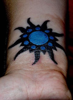 黑色和蓝色的太阳手腕纹身图案