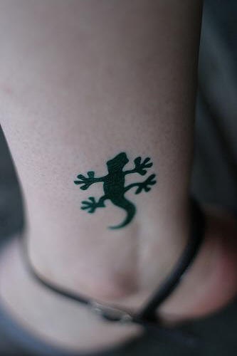腿上的黑色蜥蜴纹身图案