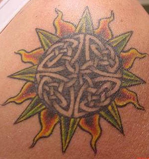 凯尔特结组合的太阳纹身图案
