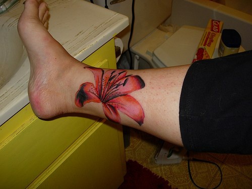 小腿艳丽的百合花纹身图案