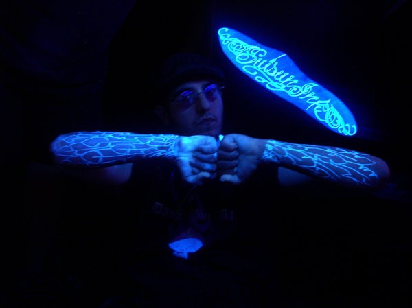 男性手臂抽象字母荧光纹身图案