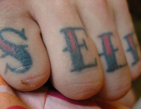 手指红色和黑色搭配字母纹身图案