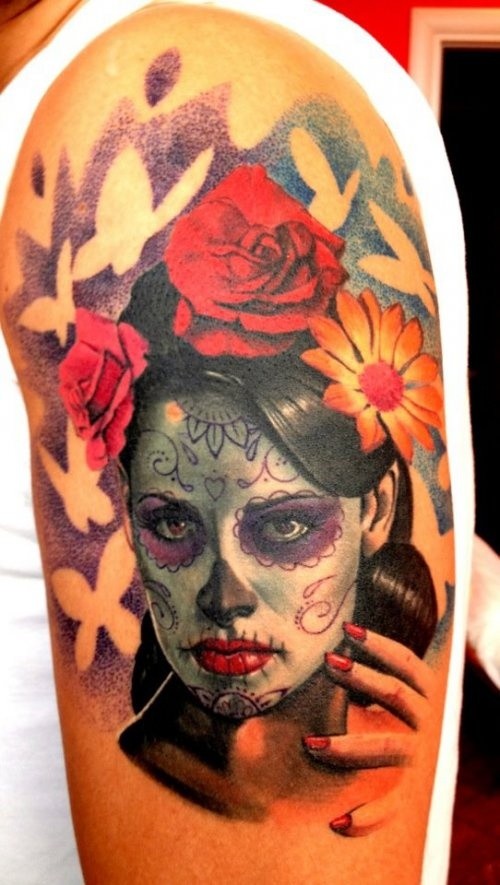 大臂鲜艳的死亡女郎与玫瑰纹身图案