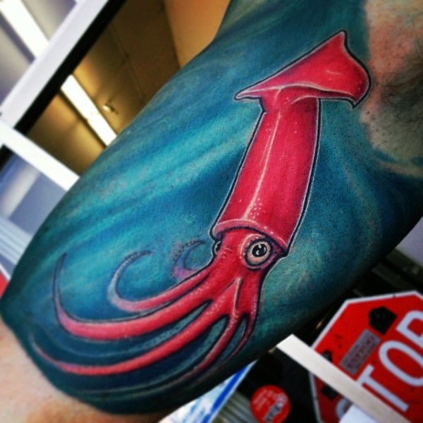 大臂可爱的卡通红色鱿鱼纹身图案