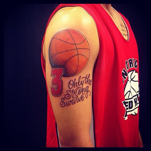 手臂简单的卡通篮球和数字字母纹身图案
