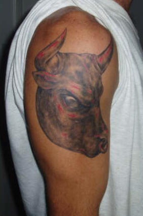 头上有血的公牛头部纹身图案