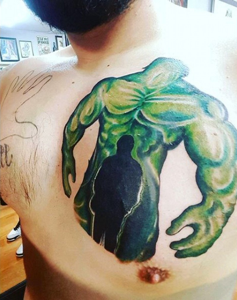 胸部水彩画风格彩色绿巨人纹身图案
