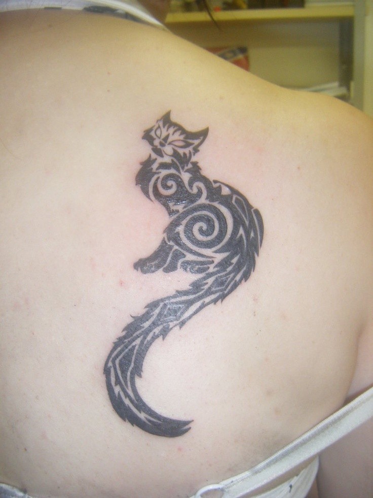 黑色部落长尾猫背部纹身图案