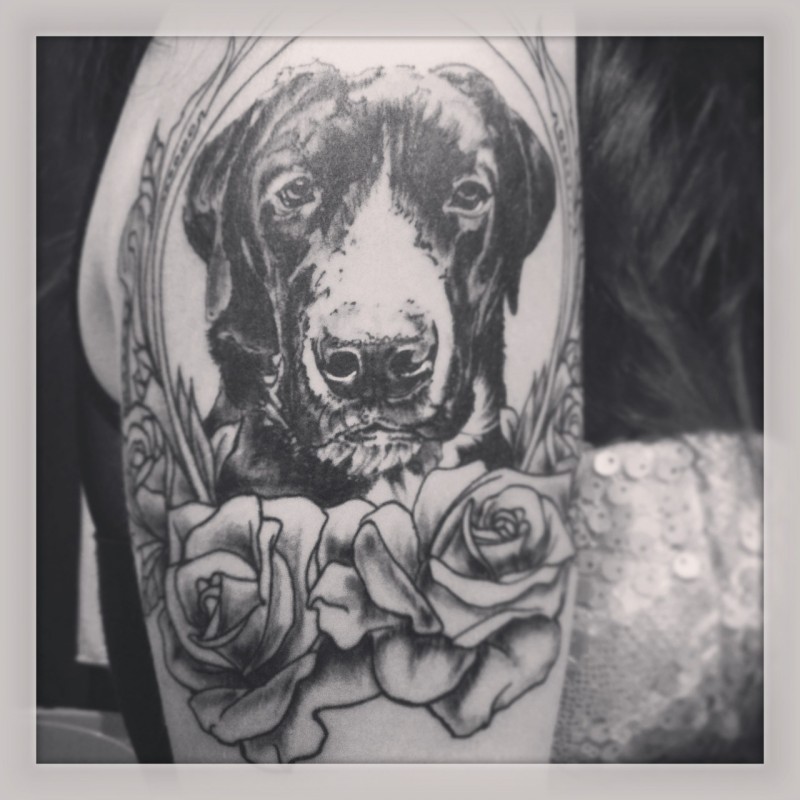 黑灰狗头像与玫瑰纹身图案