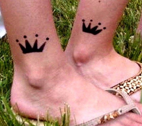 两个黑色的皇冠脚踝纹身图案