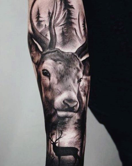 手臂写实风格黑色森林和鹿纹身图案