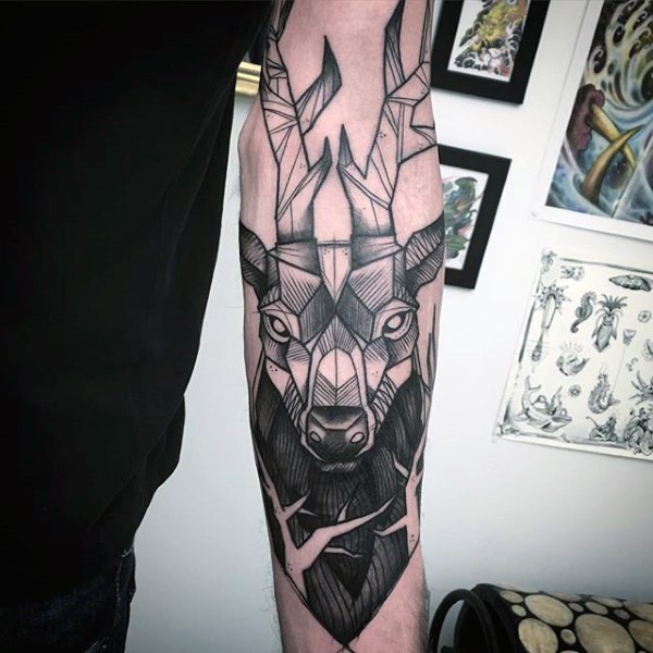 手臂石雕风格黑色线条鹿头纹身图案
