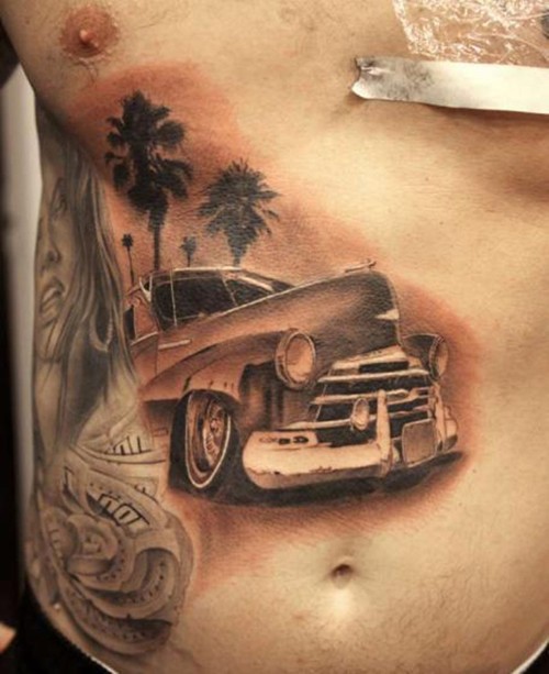 腹部汽车和棕树纹身图案