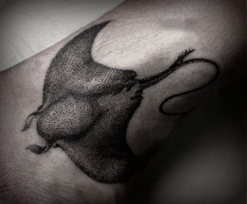 手腕黑色点刺华丽射线鳐鱼纹身图案
