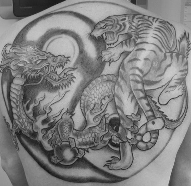背部老虎与龙战斗纹身图案