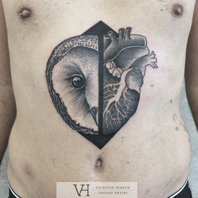 腹部雕刻风格黑色猫头鹰与心脏纹身图案