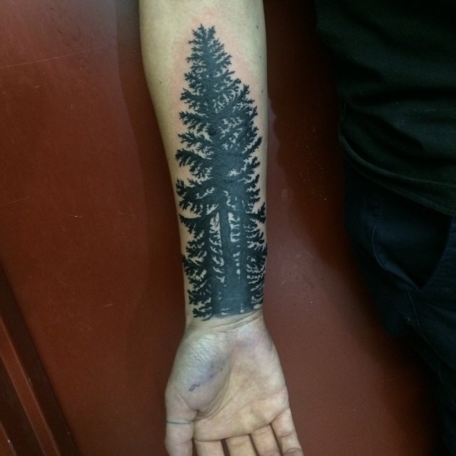 手臂黑色的森林简约纹身图案