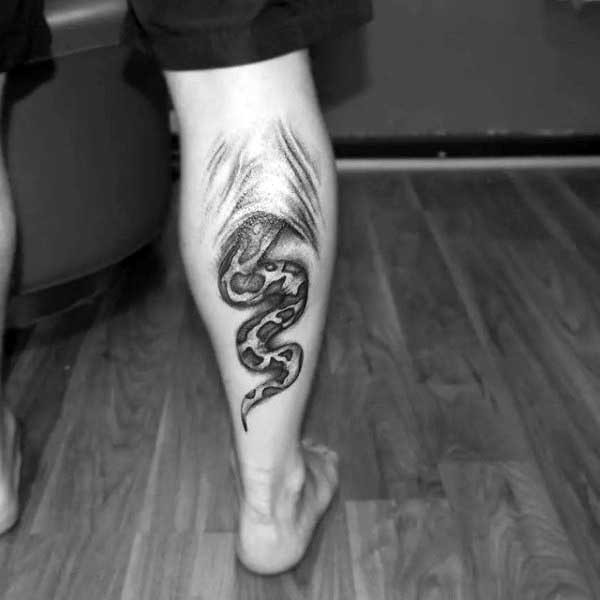 小腿印象深刻的黑色蛇纹身图案