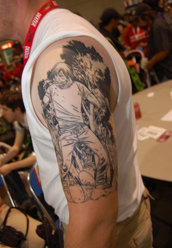 大臂黑色漫画风格人与僵尸纹身图案