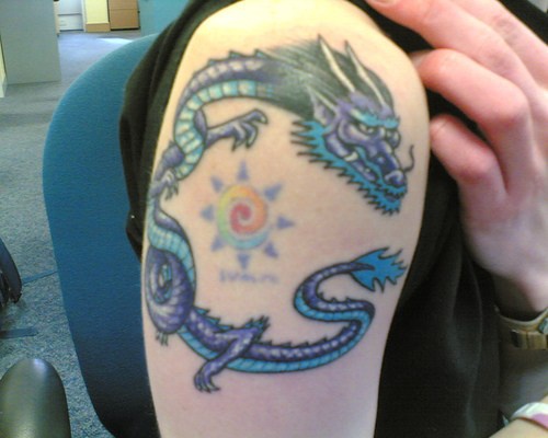 大臂蓝色的中国风龙和太阳纹身图案