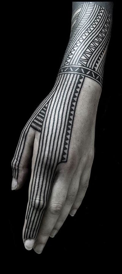 手部黑色线条波利尼西亚图腾纹身图案