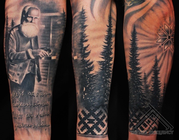 手臂纪念风格黑白老人字母和森林纹身图案