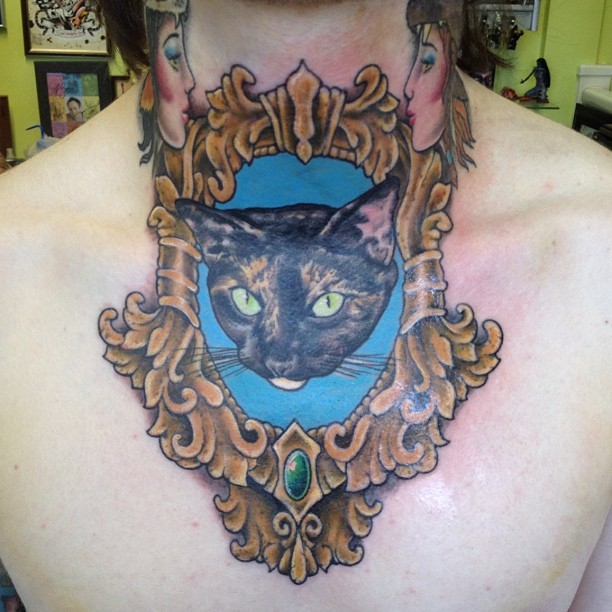 颈部彩色令人毛骨悚然的猫肖像纹身图案