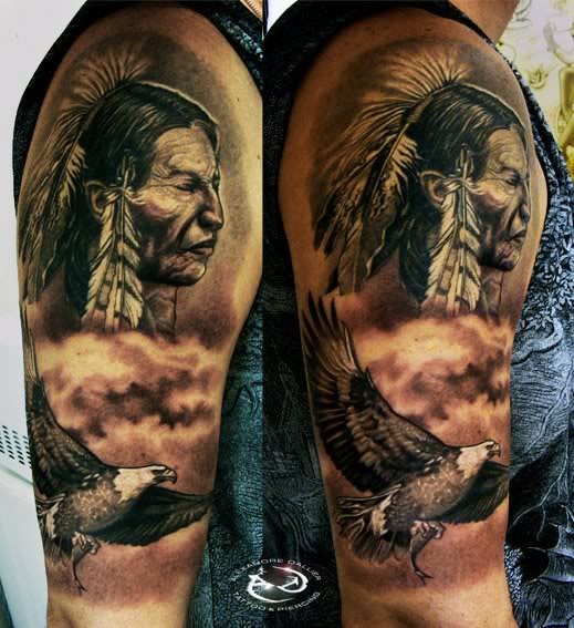 手臂黑灰古老的印度人像和鹰纹身图案