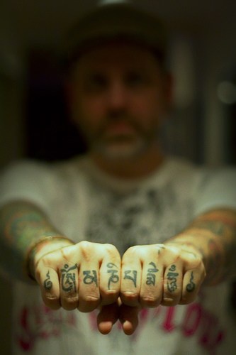 手指黑色部落符号纹身图案