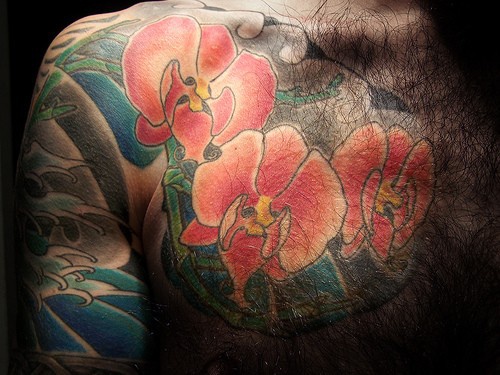 胸部红色的兰花纹身图案