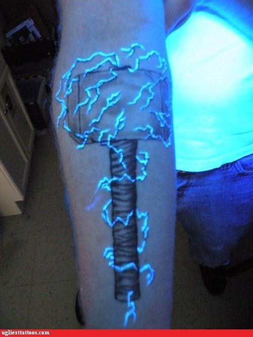 手臂雷神锤子和荧光闪电纹身图案