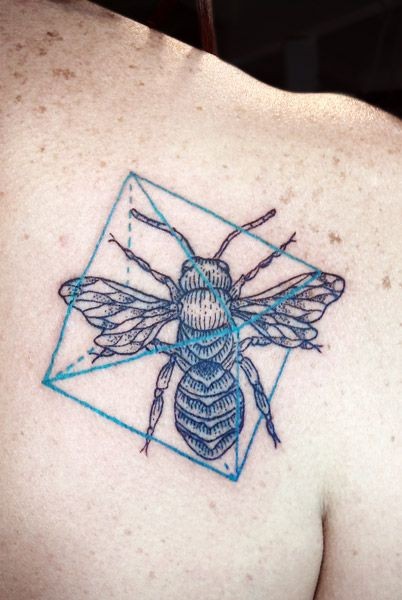 背部几何符号和昆虫纹身图案