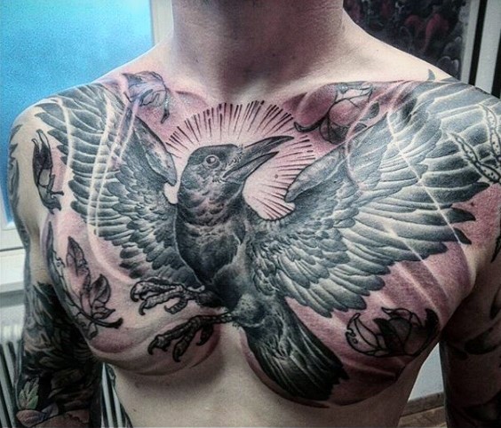 胸部黑灰飞行乌鸦与枫叶纹身图案
