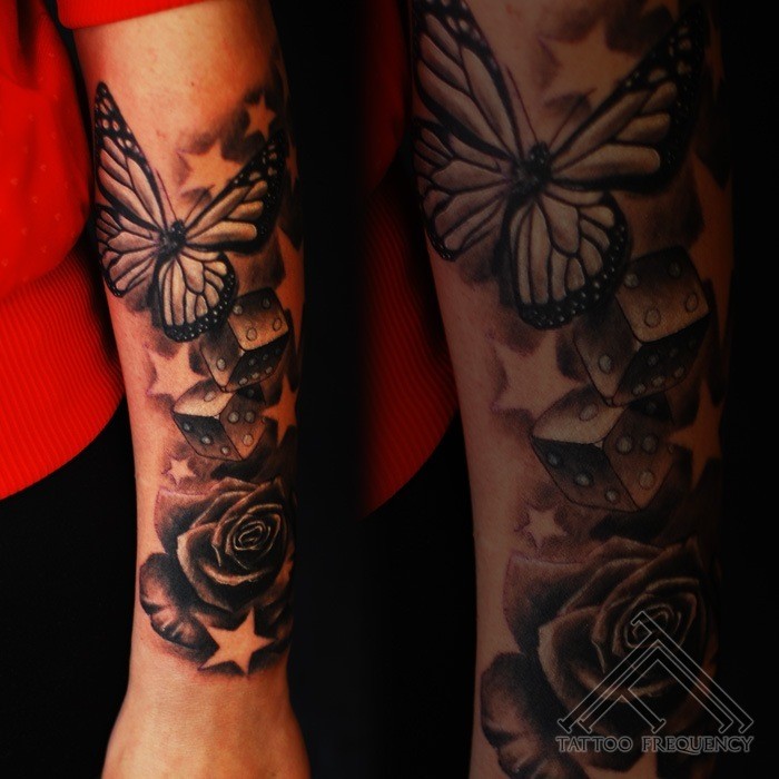 手臂黑白蝴蝶与骰子和玫瑰纹身图案