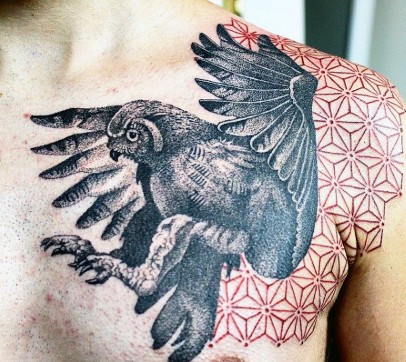 胸部黑灰猫头鹰和红色线条纹身图案