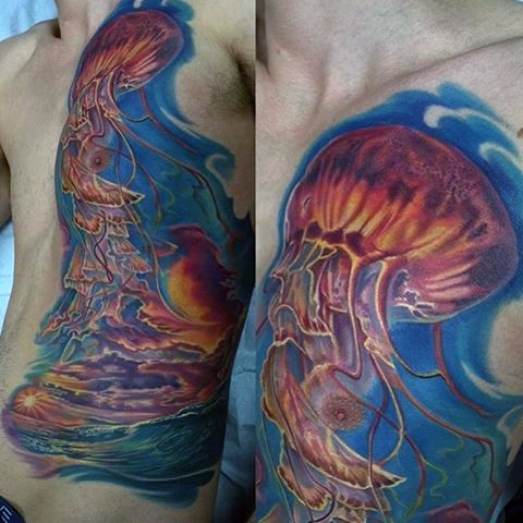 非常逼真的彩色海蜇胸部纹身图案