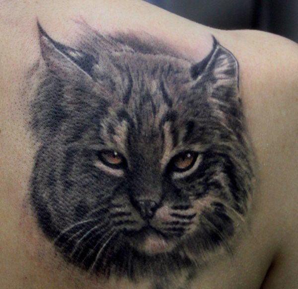 背部黑色的猫咪纹身图案