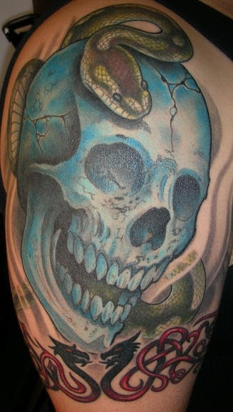 蓝色骷髅和蛇纹身图案