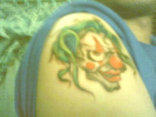 肩部绿色小丑纹身图案