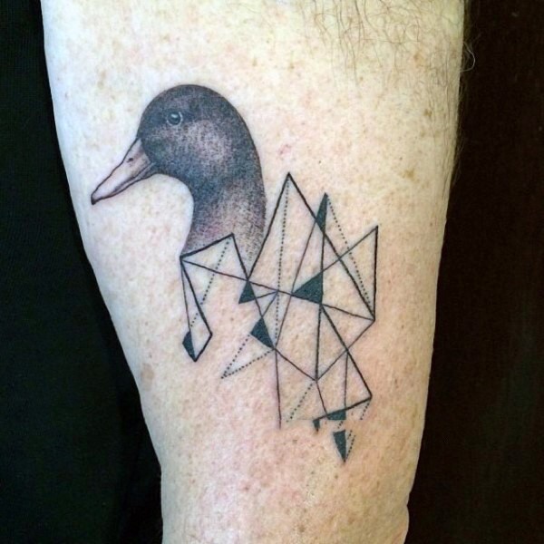 黑色几何装饰与鸭子纹身图案