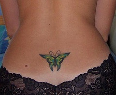 背部后脊椎绿蝴蝶纹身图案