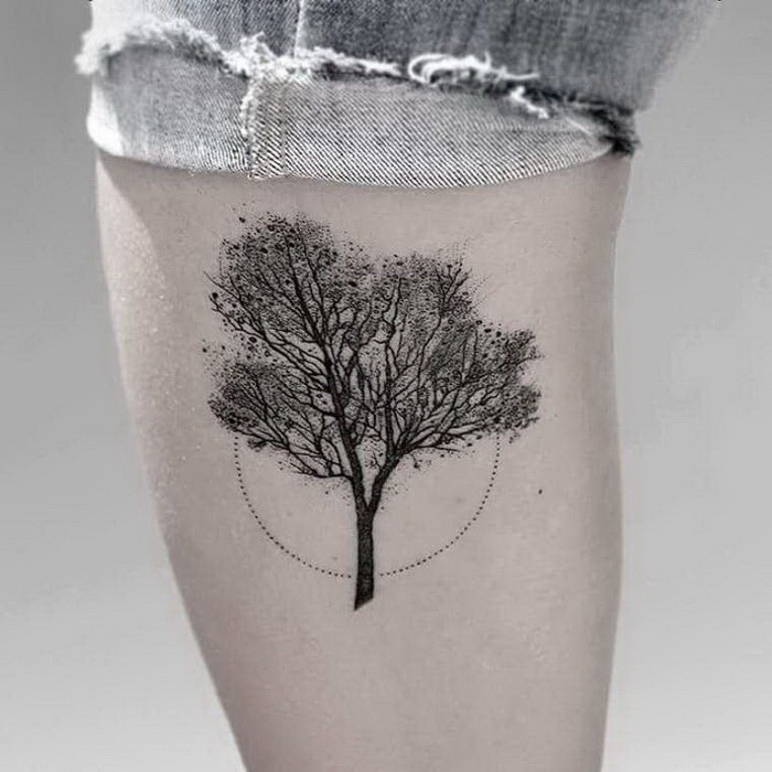 大腿点刺风格黑色的小树纹身图案