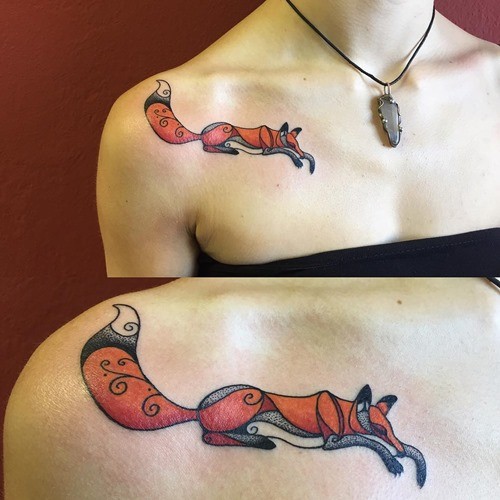 女生锁骨可爱的卡通小狐狸纹身图案
