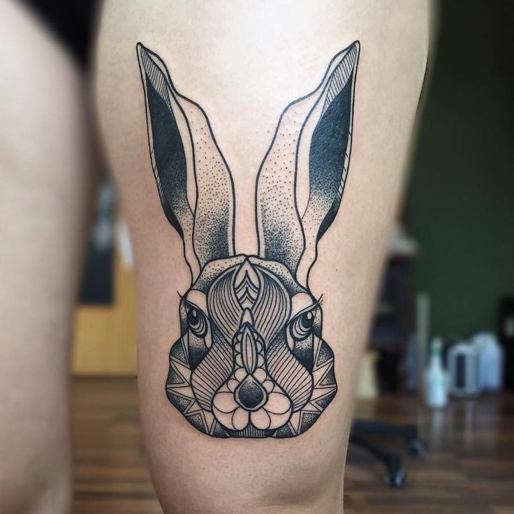 大腿雕刻风格黑白滑稽兔子纹身图案