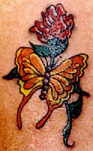 黄色蝴蝶和红玫瑰纹身图案