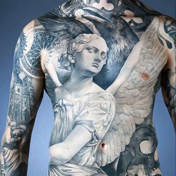 胸部和腹部黑白天使雕像与古老的教堂纹身图案