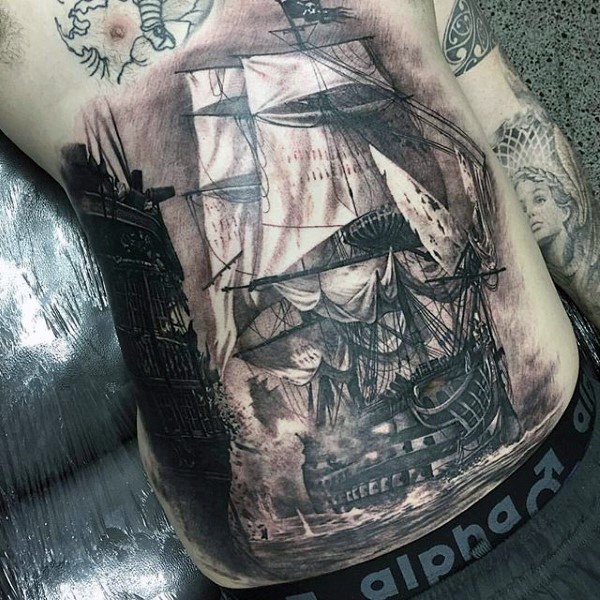 腹部令人惊叹的黑白帆船战斗纹身图案