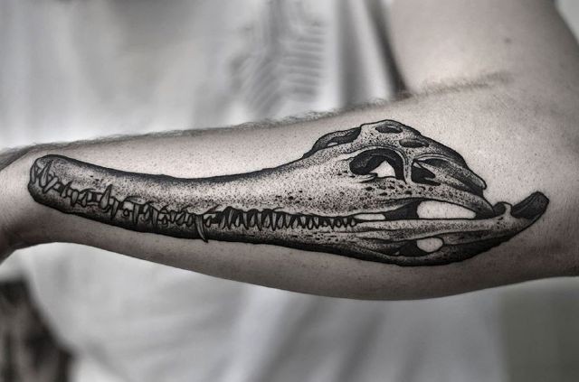 点刺风格黑色鳄鱼头骨手臂纹身图案