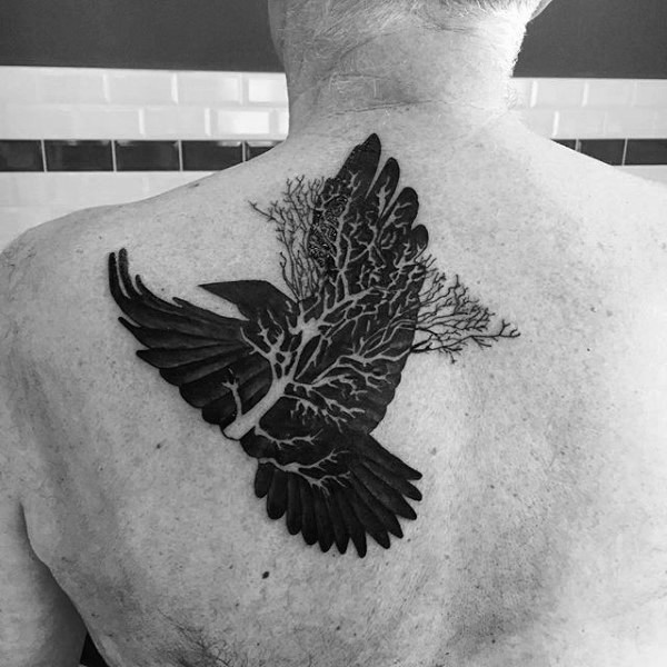 背部插画风格黑色乌鸦与树枝纹身图案